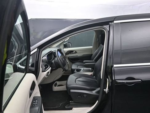 Used 2024 Chrysler Pacifica Touring-L FWD image 11