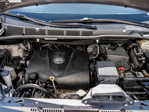 Used 2018 Toyota Sienna XLE image 52