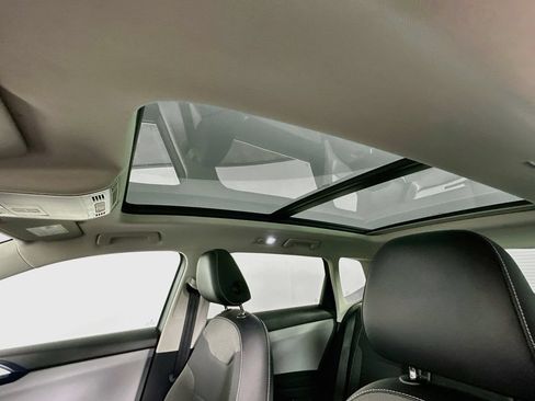 Used 2022 Volkswagen Taos SE w/ Panoramic Sunroof Package FWD image 23