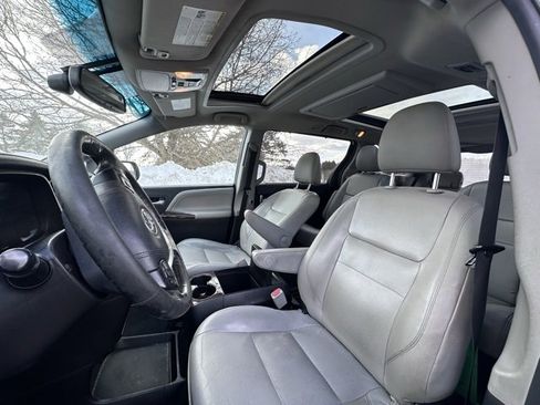 Used 2017 Toyota Sienna Limited image 13