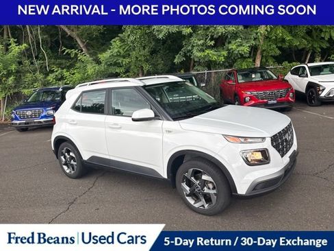 Used 2023 Hyundai Venue SEL FWD image 4