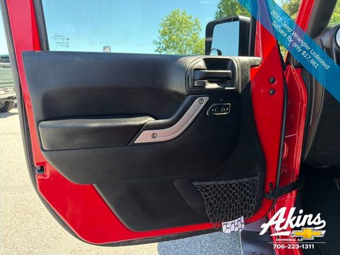 Used 2017 Jeep Wrangler Unlimited Sahara w/ Connectivity Group AWD/4WD image 16