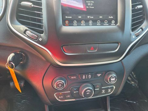 Used 2019 Jeep Cherokee Latitude w/ Popular Appearance Group AWD/4WD image 20