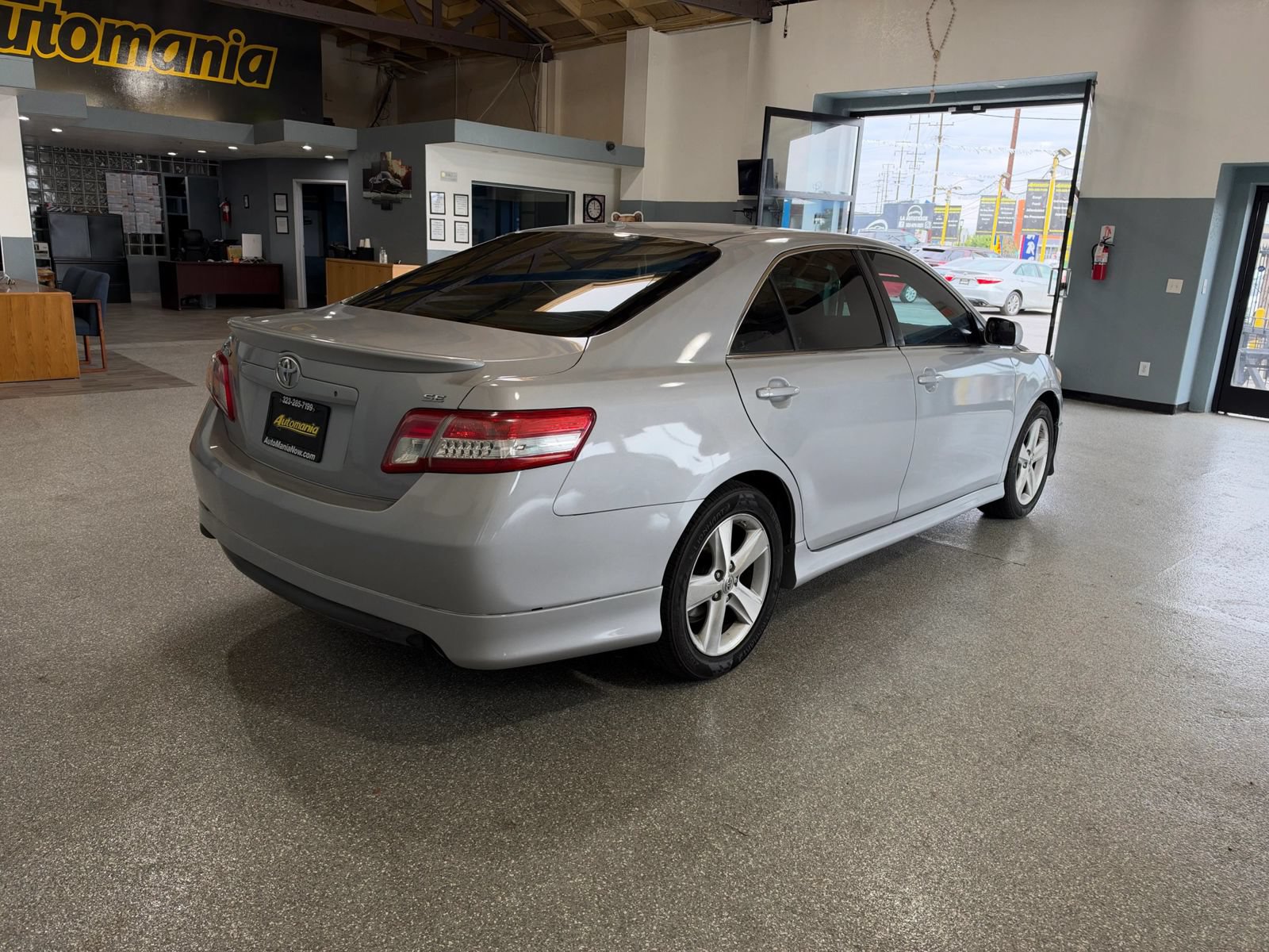 Used 2011 Toyota Camry SE w/ SE Extra-Value Pkg #1 FWD image 7