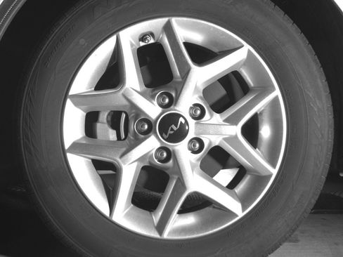 Used 2025 Kia Soul LX w/ LX Technology Package FWD image 16