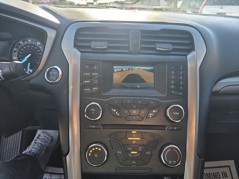 Used 2017 Ford Fusion SE FWD image 10