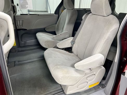 Used 2011 Toyota Sienna LE image 22