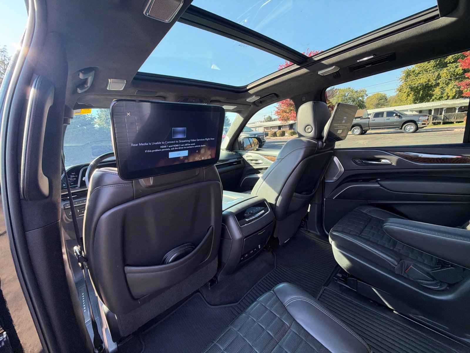 Used 2022 Cadillac Escalade ESV Sport Platinum w/ Heavy-Duty Trailer Package AWD/4WD image 30