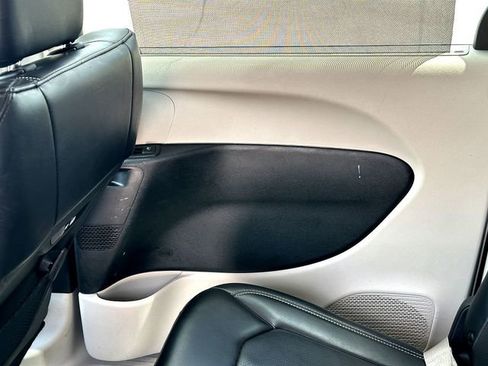 Used 2023 Chrysler Pacifica Touring-L FWD image 21