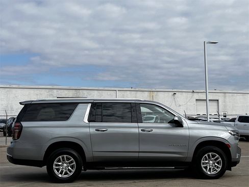 Used 2024 Chevrolet Suburban LT image 3