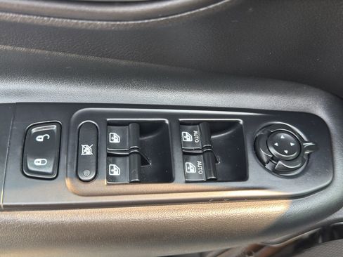 Used 2017 Jeep Renegade Altitude AWD/4WD image 12
