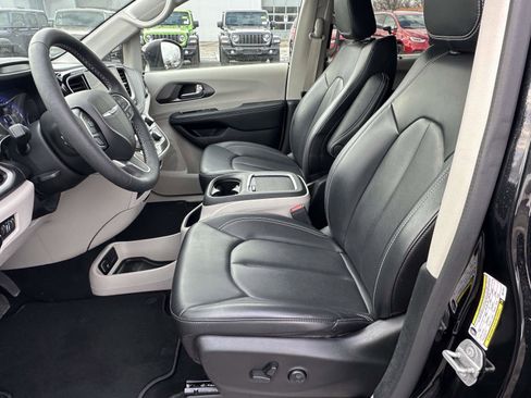 Used 2023 Chrysler Pacifica Touring-L image 18