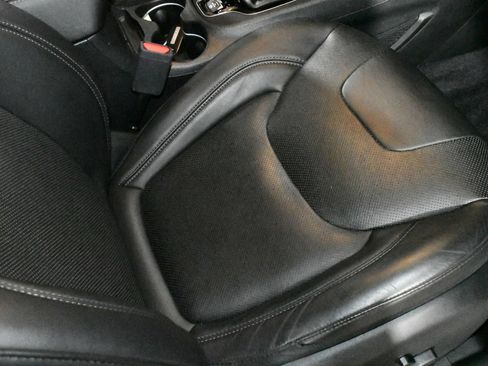 Used 2019 Jeep Cherokee Limited image 12