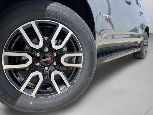 Used 2022 GMC Yukon XL AT4 w/ Technology Package AWD/4WD image 31