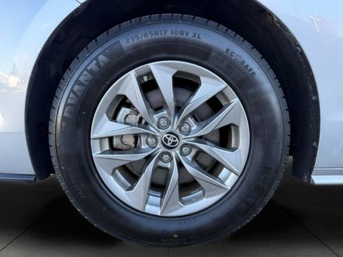 Used 2024 Toyota Sienna XLE image 4