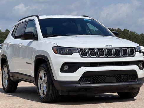 Used 2024 Jeep Compass Latitude AWD/4WD image 8