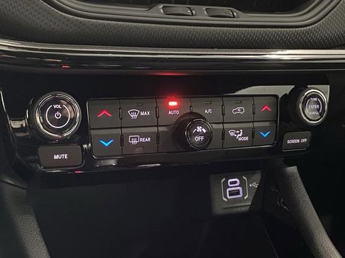 New 2025 Jeep Compass Latitude w/ Sun & Sound Group image 29