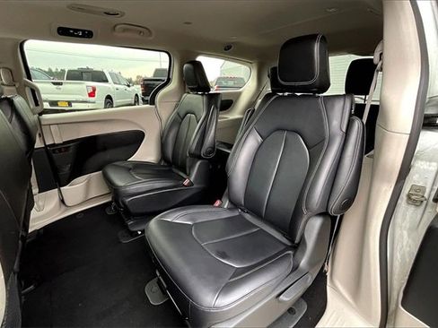 Used 2024 Chrysler Pacifica Select image 26