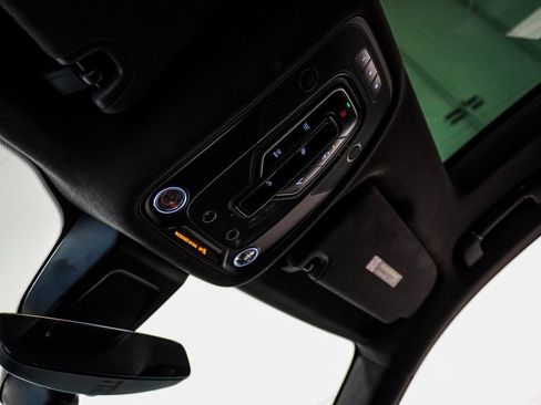 Used 2020 Bentley Bentayga V8 image 32