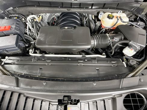 Used 2025 Chevrolet Suburban Premier AWD/4WD image 33