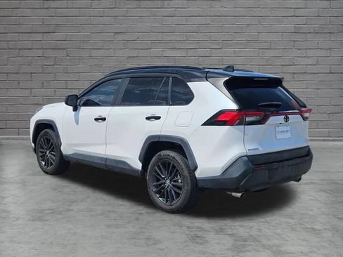 Used 2020 Toyota RAV4 LE FWD image 3