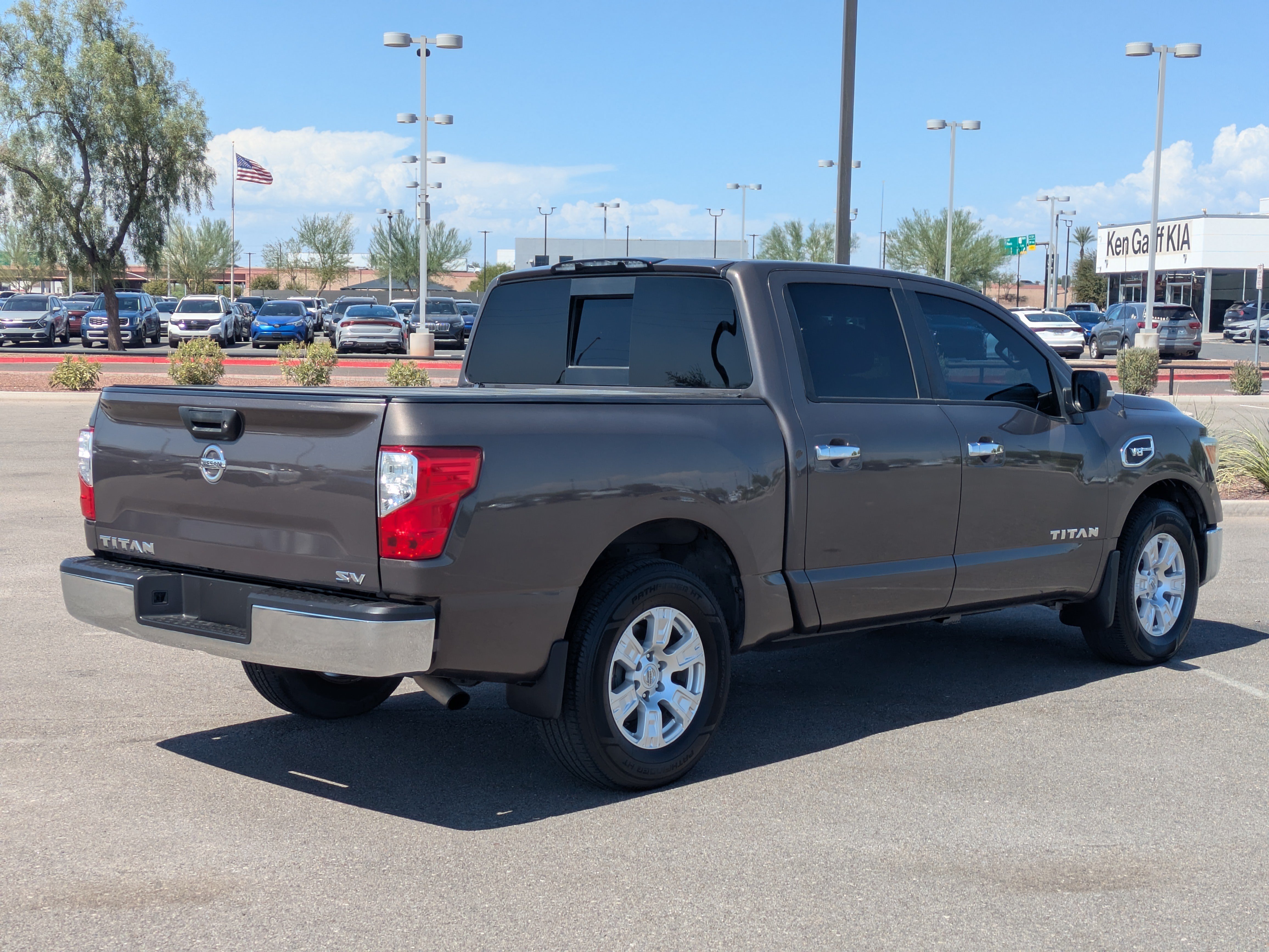 Used 2017 Nissan Titan SV RWD image 5