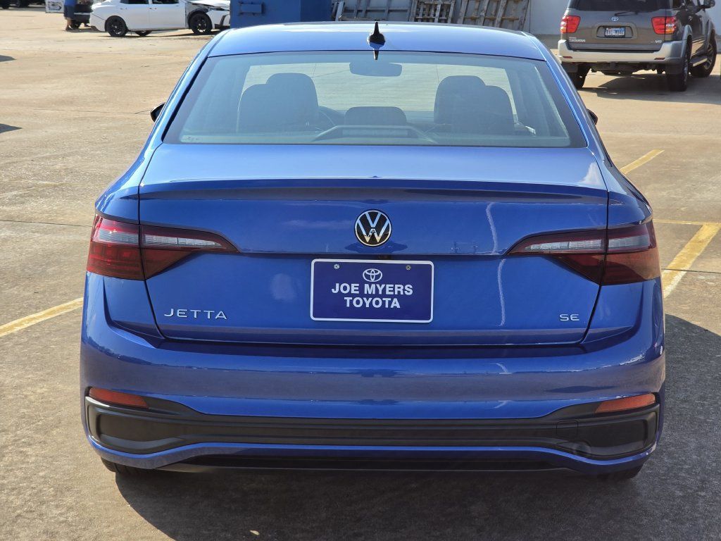 Used 2024 Volkswagen Jetta SE FWD image 8