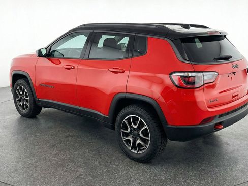 Used 2025 Jeep Compass Trailhawk image 6