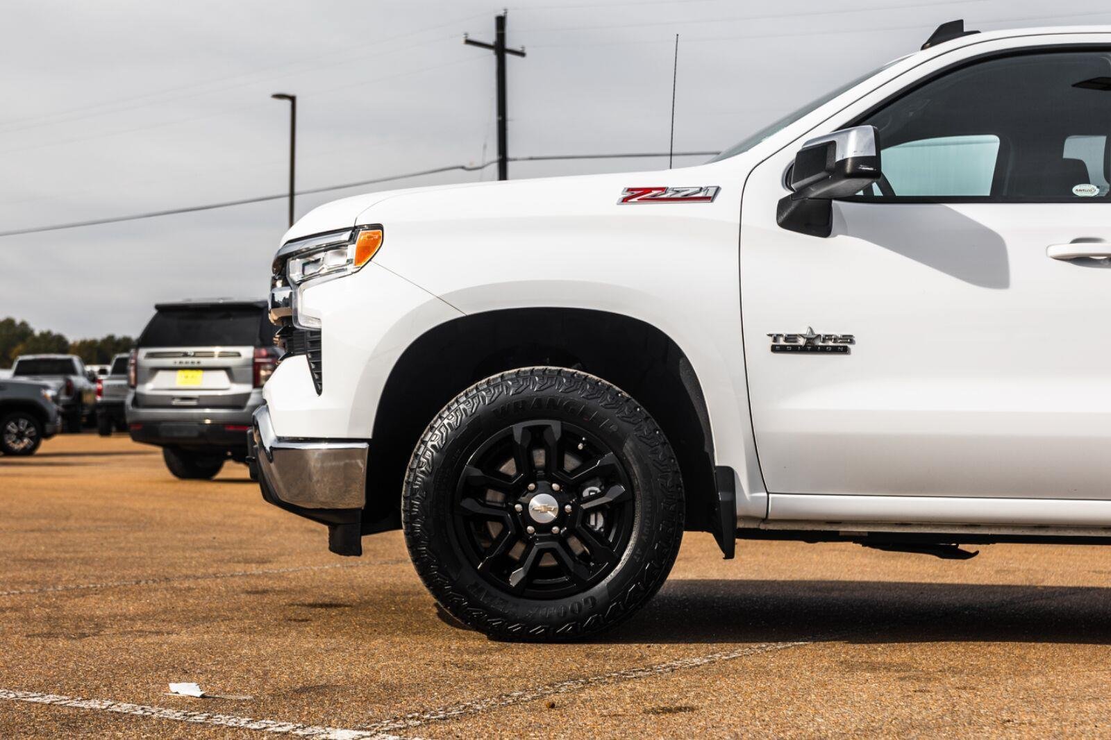 Used 2024 Chevrolet Silverado 1500 LT w/ Z71 Off-Road Package AWD/4WD image 7