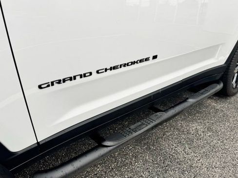Used 2025 Jeep Grand Cherokee Limited w/ Black Appearance Package AWD/4WD image 10