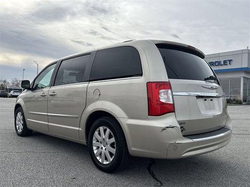 Used 2013 Chrysler Town & Country Touring image 6