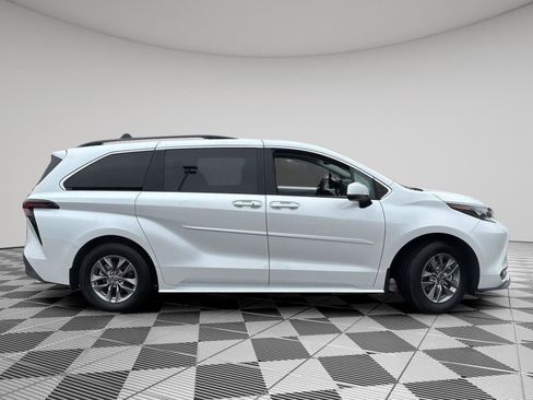 Used 2025 Toyota Sienna XLE w/ XLE Plus Package image 6