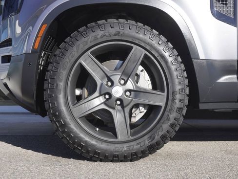 Used 2020 Land Rover Defender 110 SE image 32