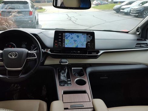 Used 2021 Toyota Sienna XLE image 19
