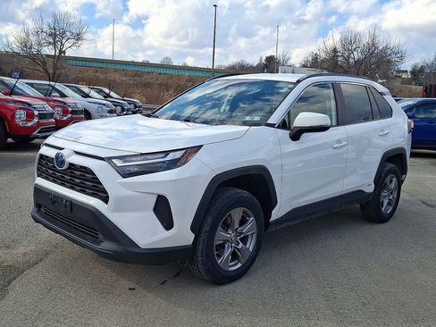 Used 2023 Toyota RAV4 LE AWD/4WD image 3