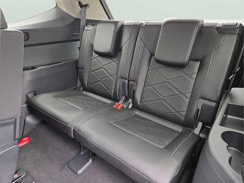 Used 2025 Volkswagen Atlas SE AWD/4WD image 9