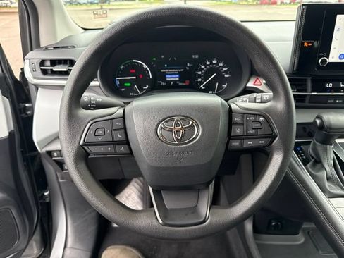 Used 2026 Toyota Sienna LE FWD image 28