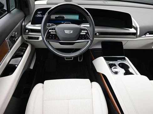 Used 2026 Cadillac Vistiq Luxury w/ LPO, Floor Liner Package image 17