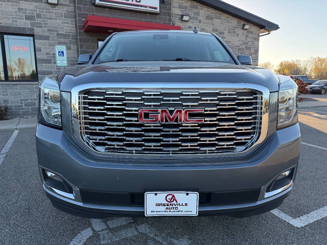 Used 2020 GMC Yukon Denali w/ Denali Premium Package AWD/4WD image 2