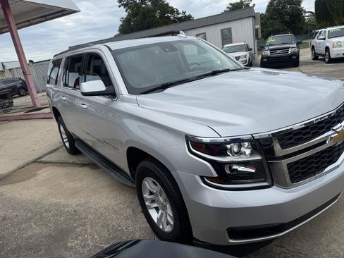 Used 2018 Chevrolet Suburban LT RWD image 5