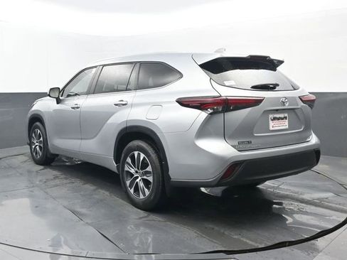 Used 2024 Toyota Highlander XLE FWD image 3