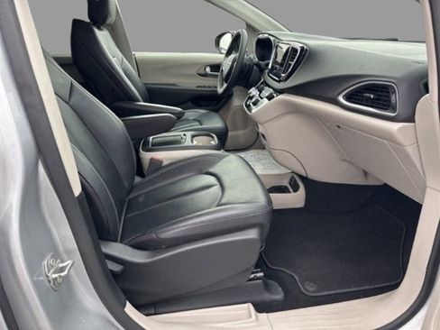 Used 2024 Chrysler Pacifica Touring-L image 11