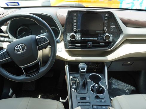 Used 2021 Toyota Highlander XLE AWD/4WD image 12