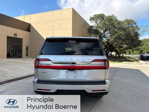 Used 2019 Lincoln Navigator Select RWD image 3