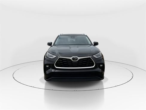 Used 2022 Toyota Highlander XLE image 3