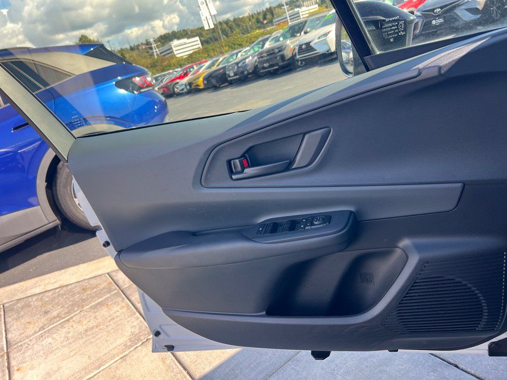 Used 2025 Toyota Prius LE FWD image 19
