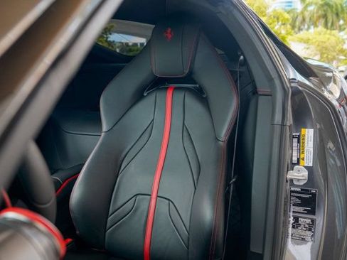 Used 2020 Ferrari 812 Superfast RWD image 3