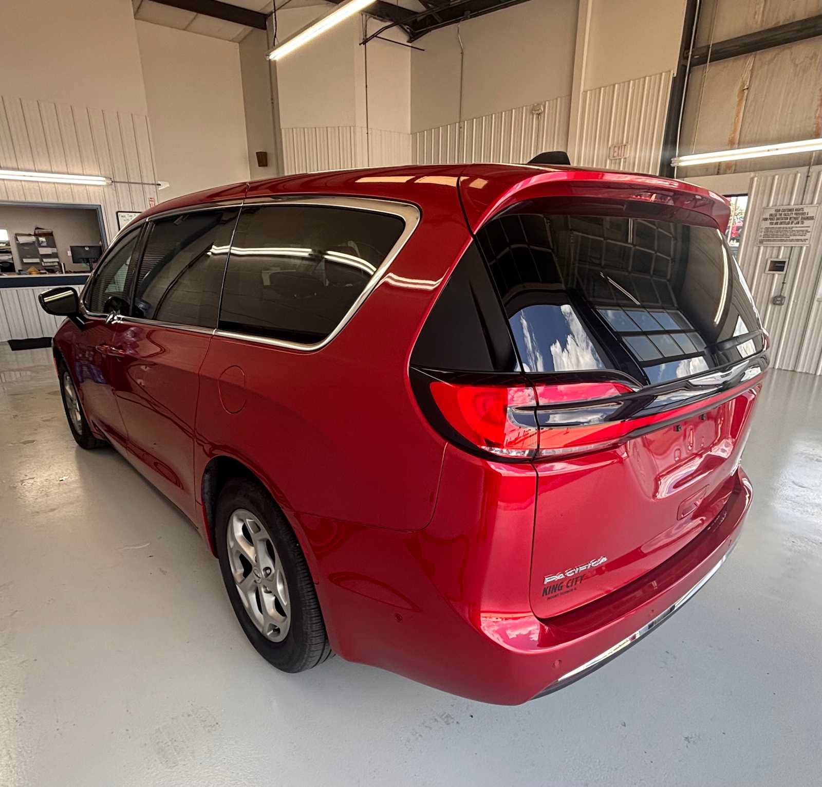 Certified 2024 Chrysler Pacifica Limited FWD image 8