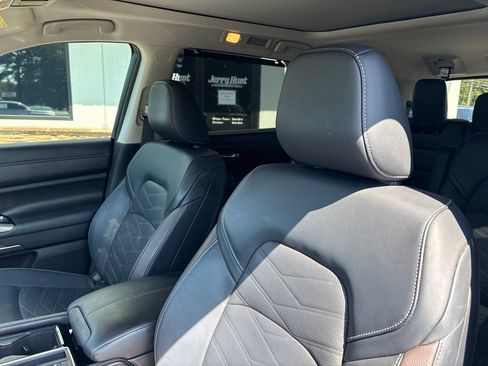 Used 2024 Nissan Pathfinder Platinum FWD image 3