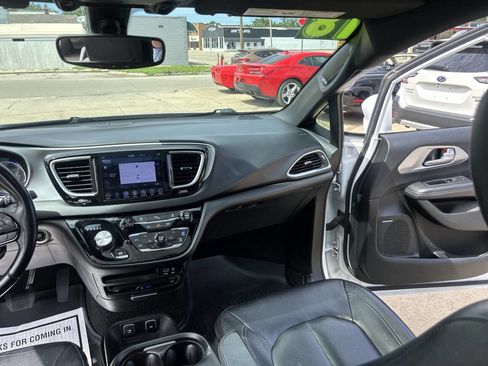 Used 2018 Chrysler Pacifica Touring-L Plus FWD image 15